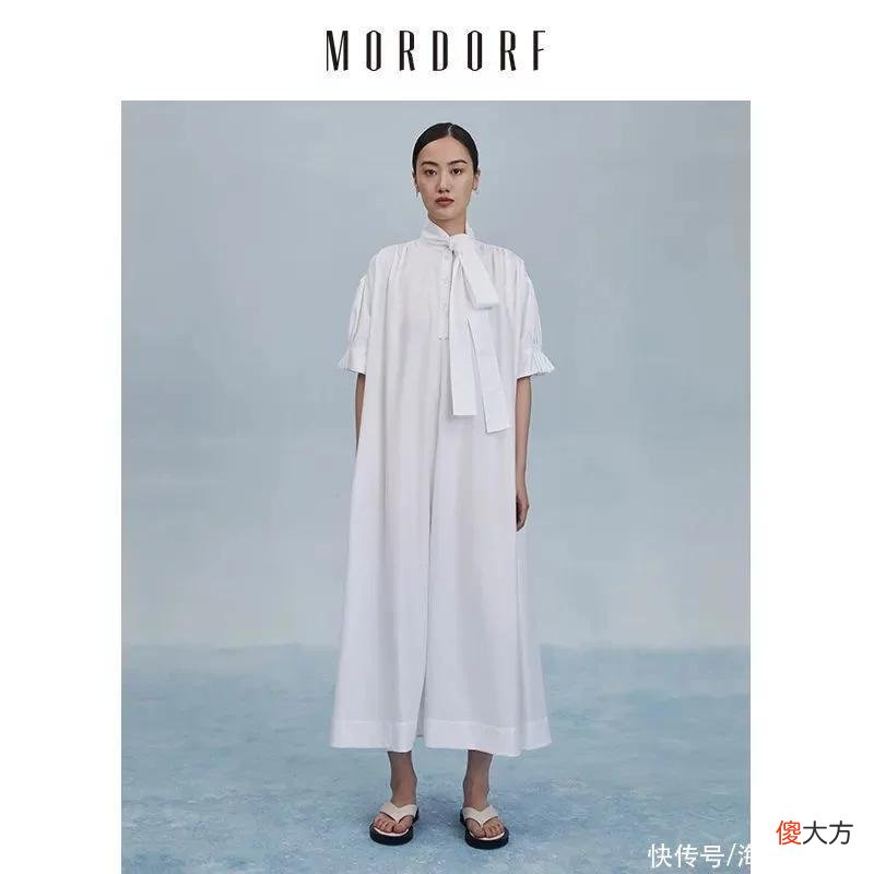 【时尚一点】“白开水穿搭”最近火了？说到底还不是因为这件单品