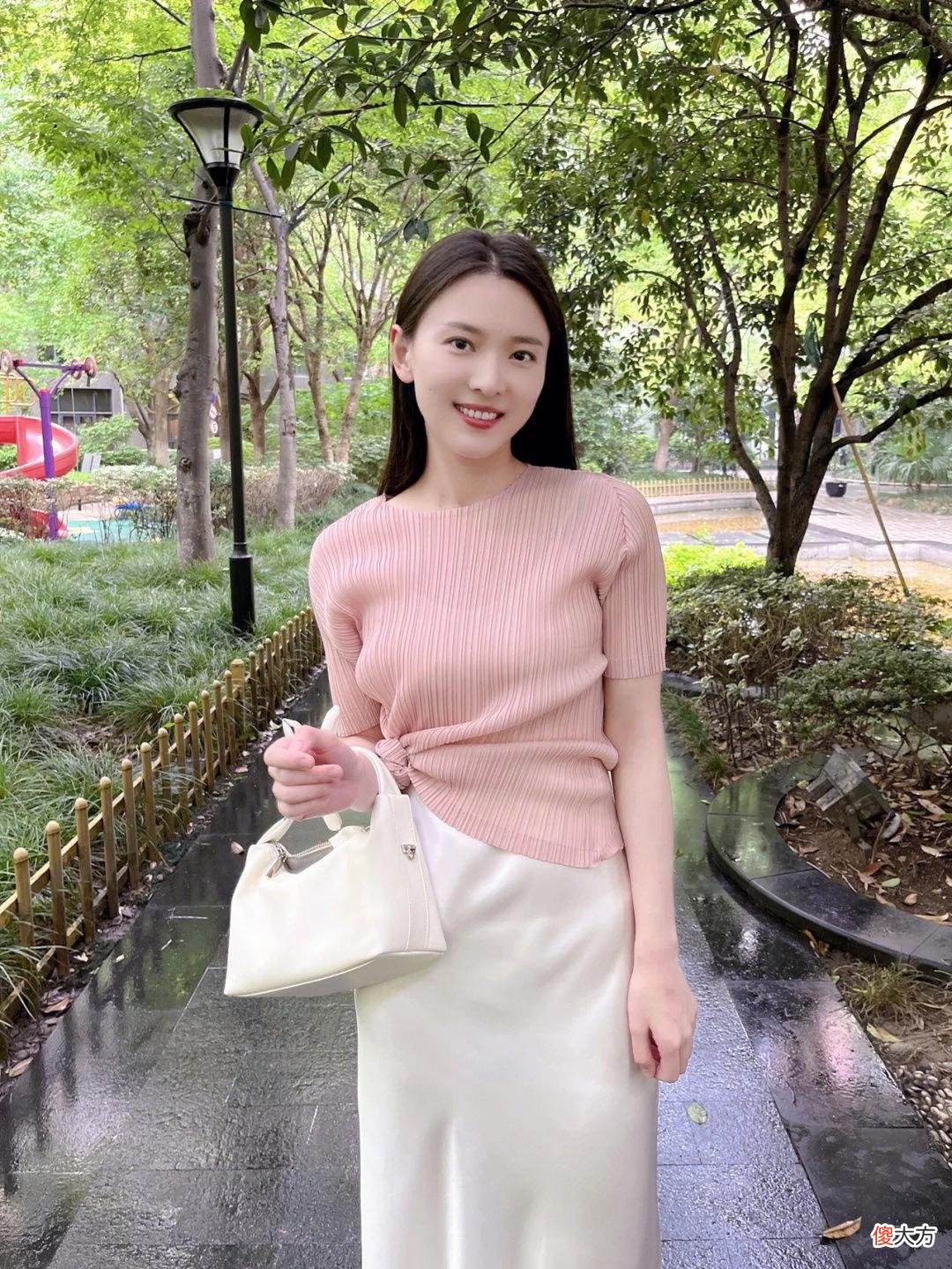 【就爱时尚】30~40岁女人该如何穿？切记穿“紧身衣”，穿这7套就够，高级时髦