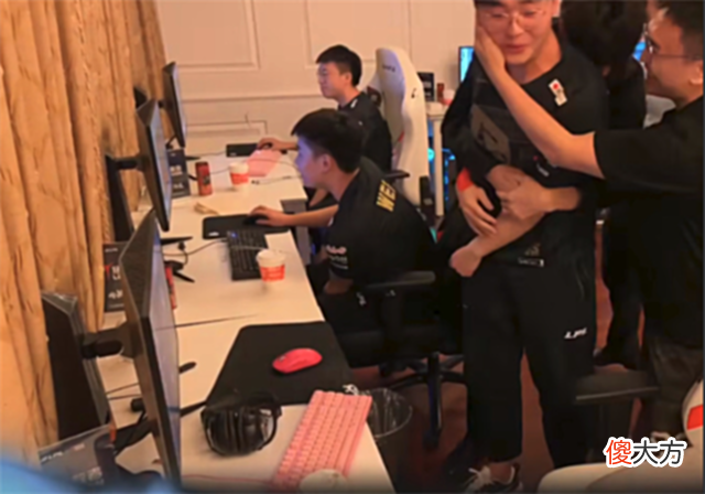 【游戏迷】EDG破防状态:队员通宵rank,老板暗喜要夺冠,粉丝拳打显示器