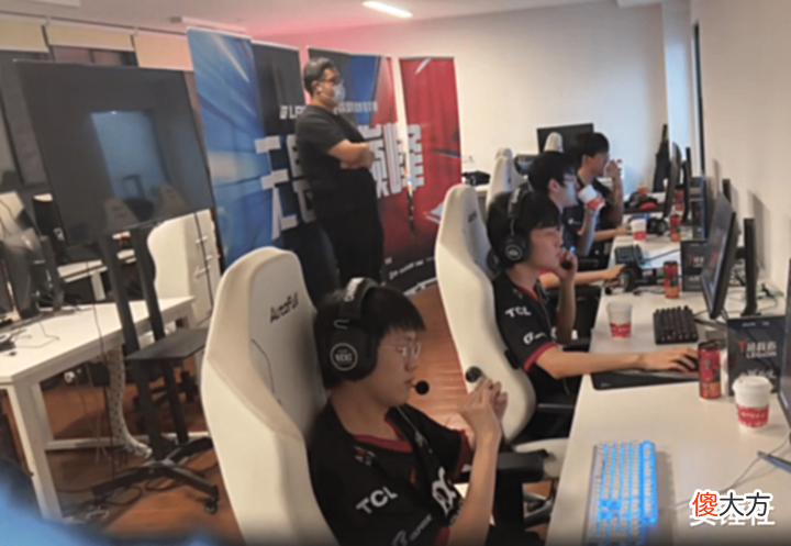 【游戏世界】雷竞技资讯:RNG落后1万翻盘EDG惹主教练不满!朱开连夜开会复盘