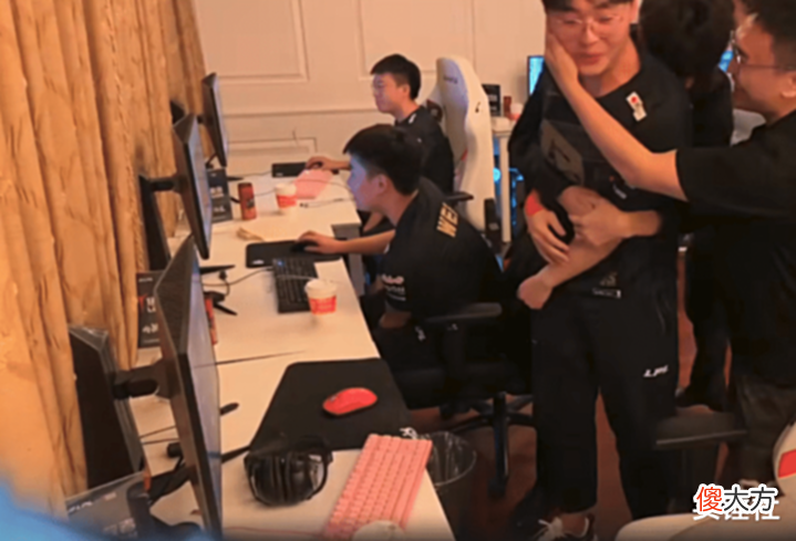 【游戏世界】雷竞技资讯:RNG落后1万翻盘EDG惹主教练不满!朱开连夜开会复盘