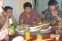 梦见去别人家吃饭