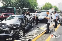 梦见别人开车撞人
