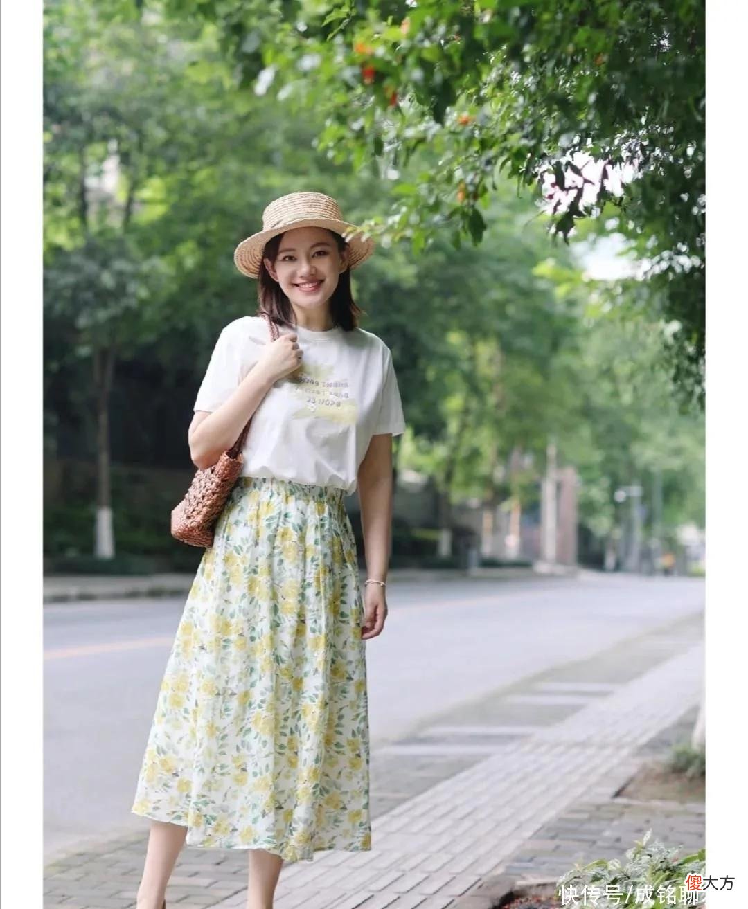 【时尚一点】碎花裙“又回归”了！尤其是这三种裙装搭配最火，温柔浪漫又减龄