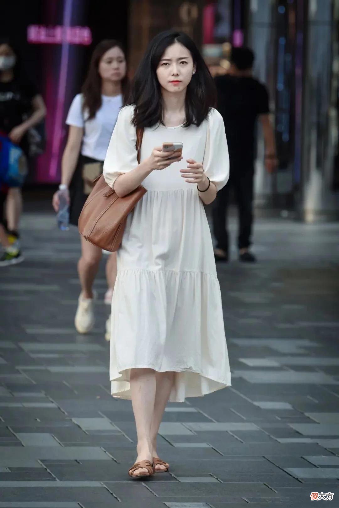 【时尚一点】沉鱼落雁的小姐姐，一条白色的吊带连衣裙，时尚休闲凸显女神气质