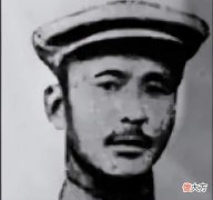 【历史故事】年仅4岁的他在日军枪口下，给母亲擦干眼泪：妈妈我不怕，抱紧我