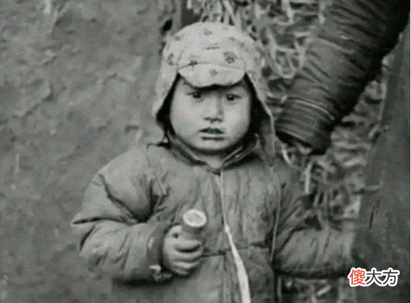 【历史故事】年仅4岁的他在日军枪口下，给母亲擦干眼泪：妈妈我不怕，抱紧我
