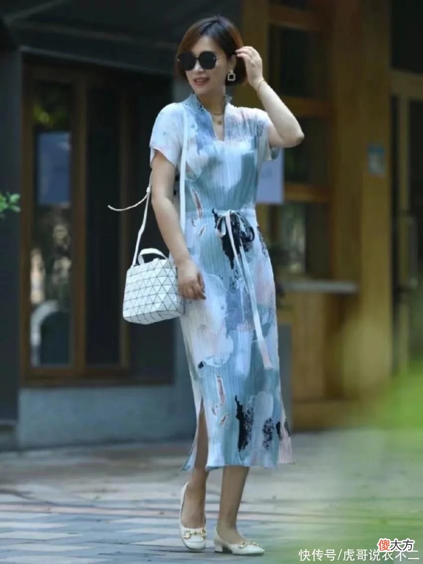 【时尚一点】这才是50岁女人最气质的形象：裙穿长、发选短，配饰少而精，太美