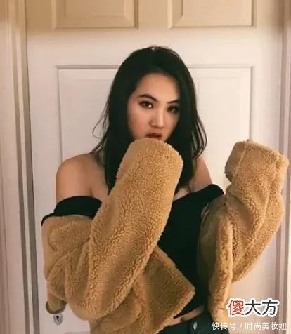 【时尚一点】华为老总任正非女儿真敢穿，黑色深V领+高开叉连衣裙，气场好强大