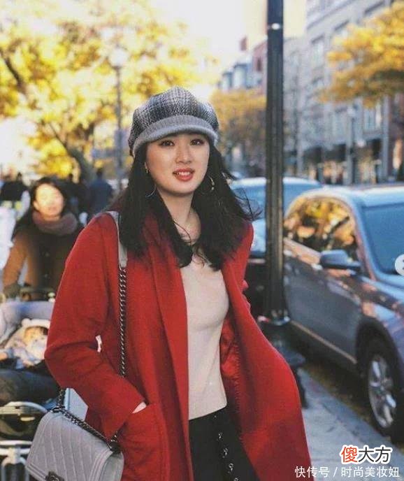 【时尚一点】华为老总任正非女儿真敢穿，黑色深V领+高开叉连衣裙，气场好强大