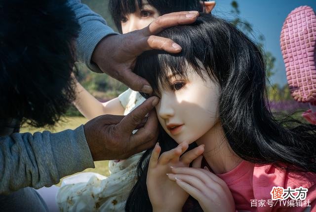 六旬老汉花十几万养硅胶娃娃，前妻嘱咐儿子：你爸是变态，别学他