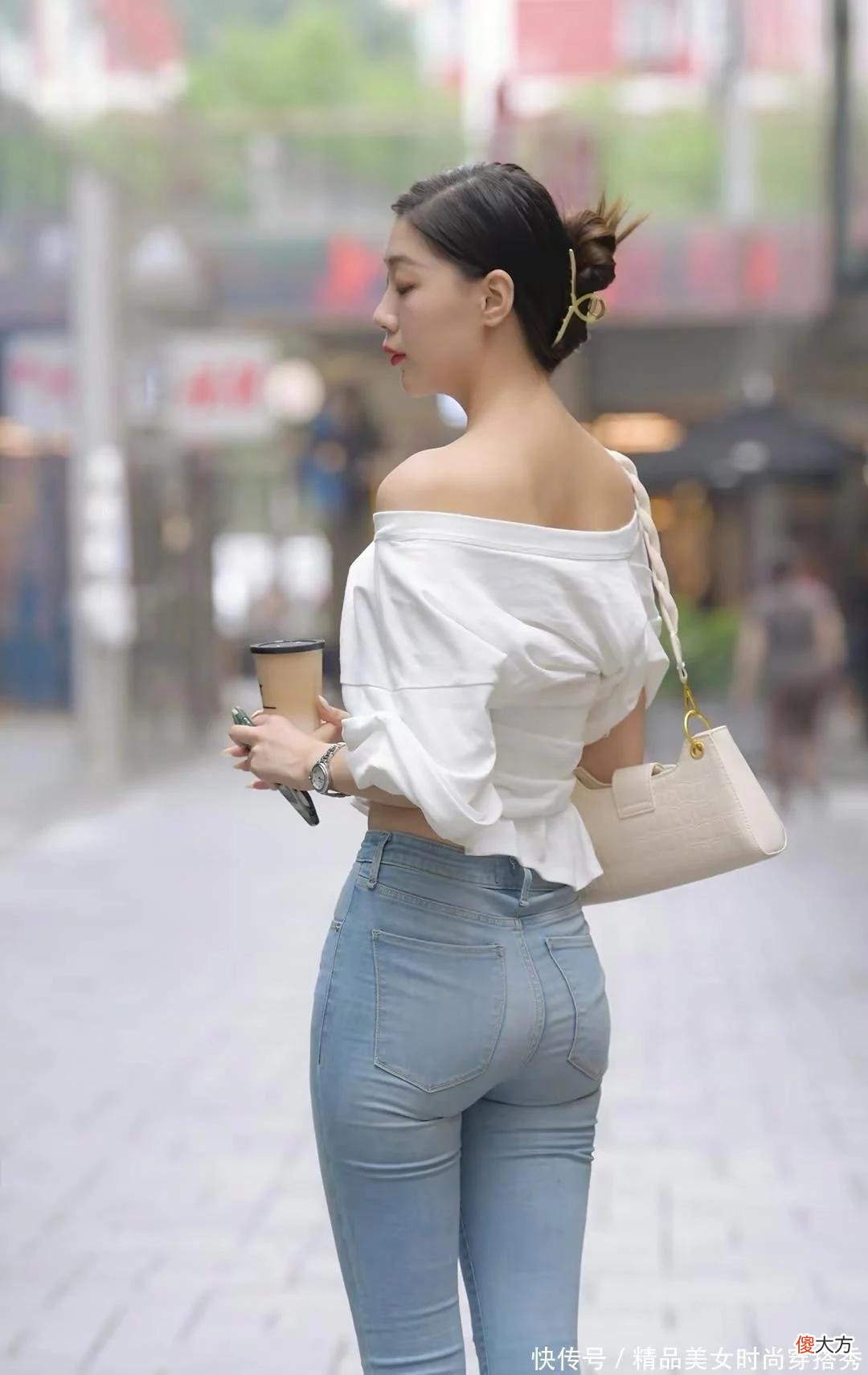 【时尚一点】白色斜肩短衫上衣搭配牛仔裤自然而又精致的美简单时尚又显身材