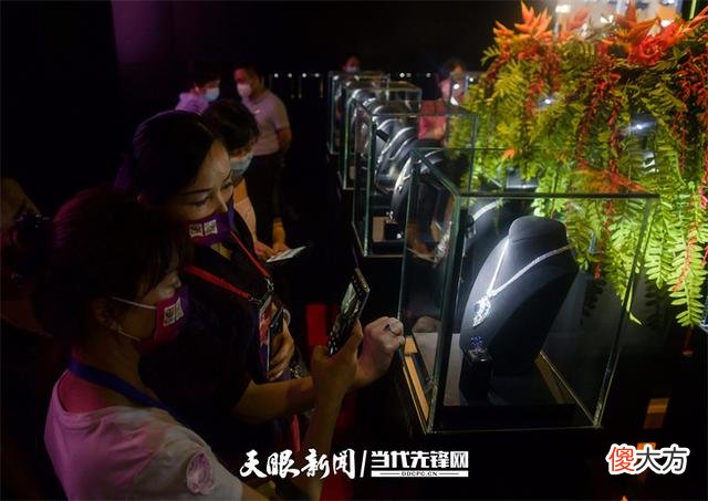【时尚一点】天眼看消博丨估值1.88亿元的钻石项链亮相