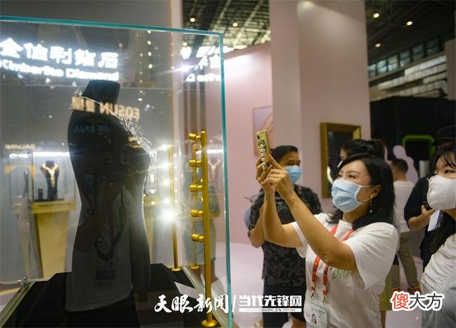 【时尚一点】天眼看消博丨估值1.88亿元的钻石项链亮相