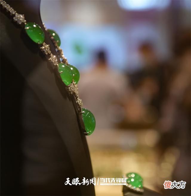 【时尚一点】天眼看消博丨估值1.88亿元的钻石项链亮相