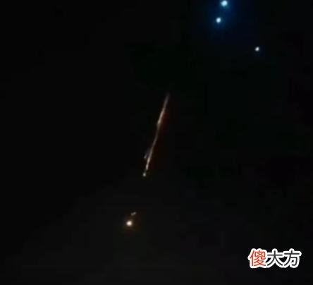 新疆多地出现不明发光体，五颜六色如烟花，又是小行星撞击地球？