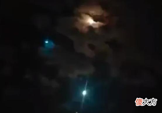 新疆多地出现不明发光体，五颜六色如烟花，又是小行星撞击地球？