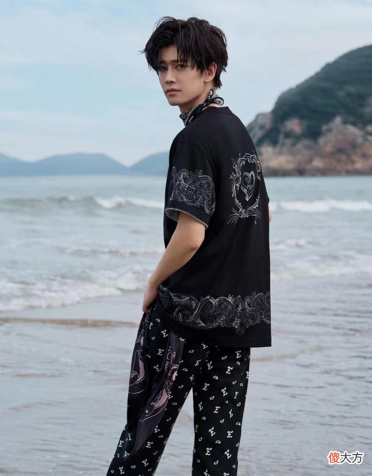 【时尚一点】ETRO品牌大使任嘉伦倾情演绎夏日绽放七夕胶囊系列