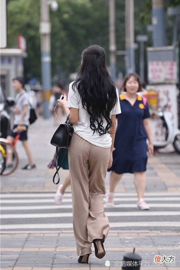 【时尚一点】10厘米的黑色尖头细跟单鞋，搭配浅褐色的长裤，若隐若现才好看