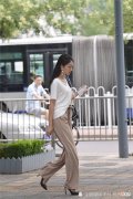 【时尚一点】10厘米的黑色尖头细跟单鞋，搭配浅褐色的长裤，若隐若现才好看
