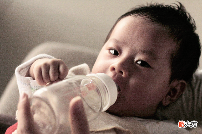 水喝不对“伤身”，8种水不能给宝宝喝，5个缺水信号要留意