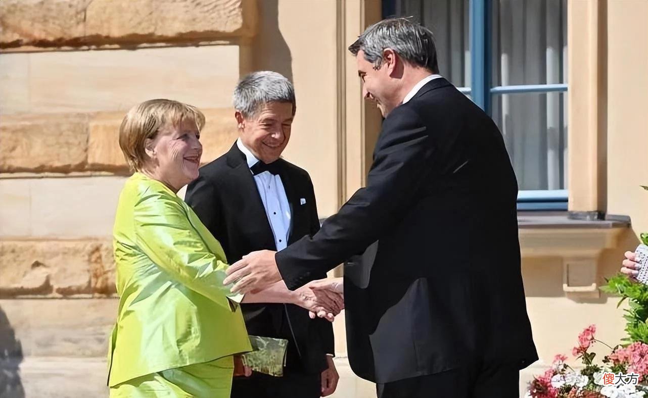 【就爱时尚】默克尔带老公亮相，罕穿裙装走红毯，68岁身材臃肿彻底没了霸气
