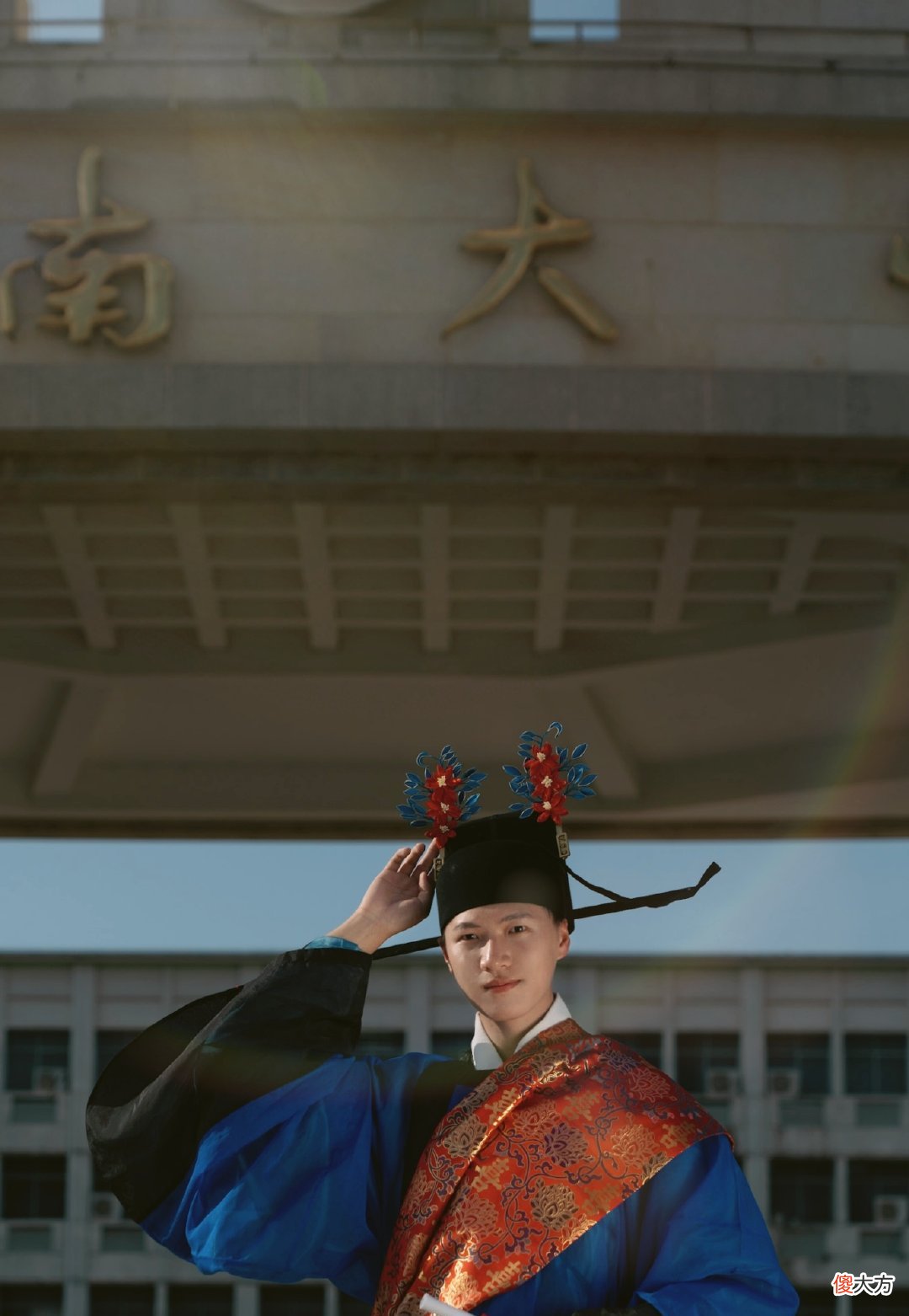 【就爱时尚】男子毕业不戴国外学士帽，反而穿上中国“汉服”，好像状元郎！