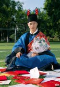 【就爱时尚】男子毕业不戴国外学士帽，反而穿上中国“汉服”，好像状元郎！