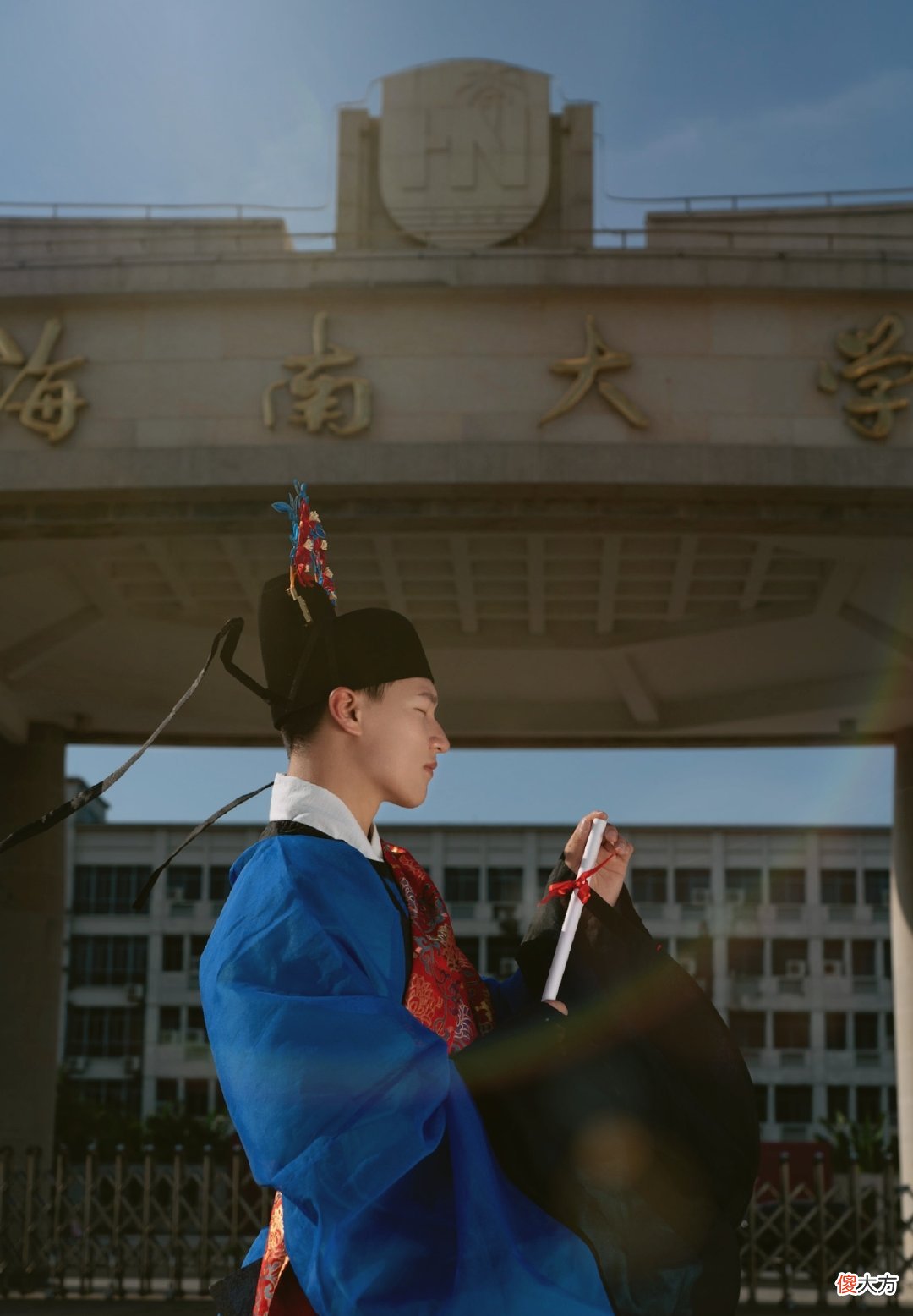 【就爱时尚】男子毕业不戴国外学士帽，反而穿上中国“汉服”，好像状元郎！