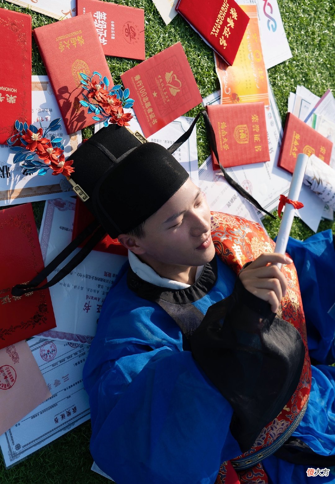 【就爱时尚】男子毕业不戴国外学士帽，反而穿上中国“汉服”，好像状元郎！