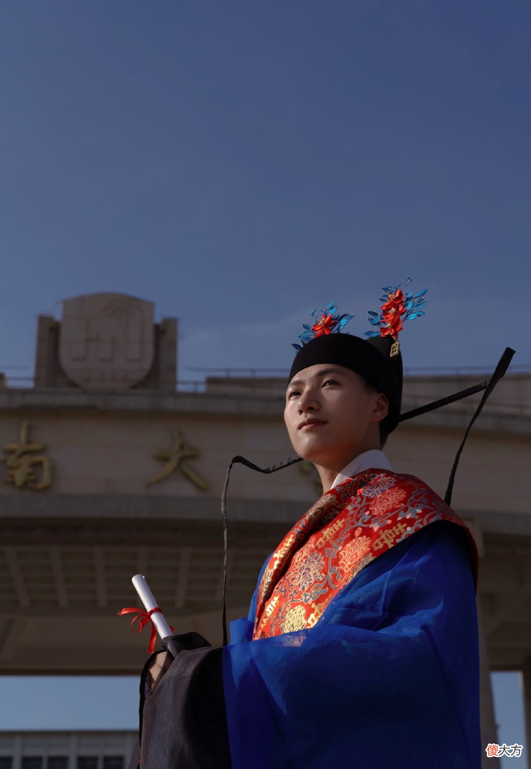 【就爱时尚】男子毕业不戴国外学士帽，反而穿上中国“汉服”，好像状元郎！
