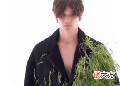 【时尚一点】斐济小伙头顶垃圾桶cos时装周走秀走红！网友爆笑：拿捏精髓了