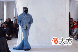 【时尚一点】斐济小伙头顶垃圾桶cos时装周走秀走红！网友爆笑：拿捏精髓了