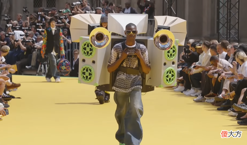 【时尚一点】斐济小伙头顶垃圾桶cos时装周走秀走红！网友爆笑：拿捏精髓了