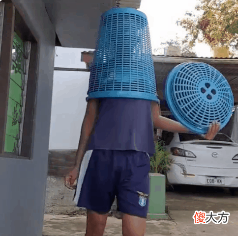 【时尚一点】斐济小伙头顶垃圾桶cos时装周走秀走红！网友爆笑：拿捏精髓了