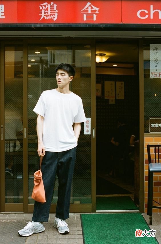 【时尚一点】太瘦的男生，建议多穿这3种衣服，显壮还塑形，看起来更有男人味