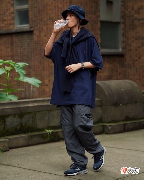 【时尚一点】太瘦的男生，建议多穿这3种衣服，显壮还塑形，看起来更有男人味