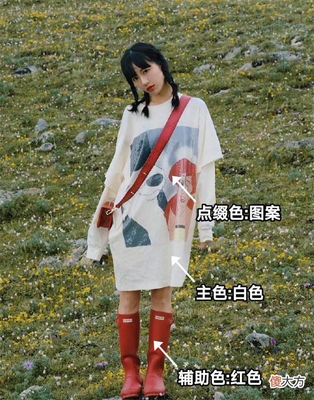 【时尚一点】难怪女人都把小白鞋扔了，今年流行的“橡胶鞋”，舒适时髦又显高