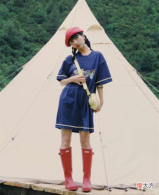 【时尚一点】难怪女人都把小白鞋扔了，今年流行的“橡胶鞋”，舒适时髦又显高