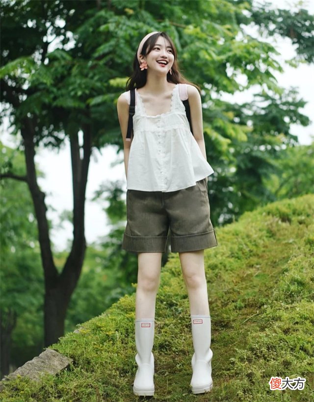 【时尚一点】难怪女人都把小白鞋扔了，今年流行的“橡胶鞋”，舒适时髦又显高