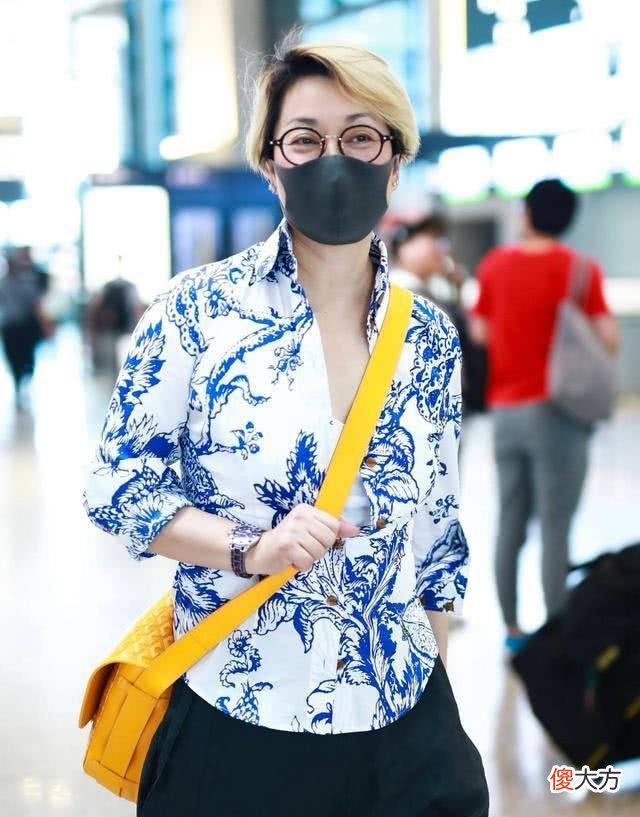 【就爱时尚】上了年纪的女人，千万别轻易穿“印花”！2个原因告诉你，很廉价