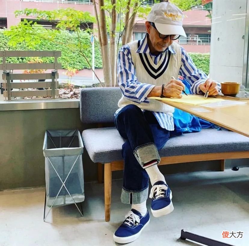 【就爱时尚】被这位“日本爷爷”圈粉了：穿休闲鞋、爱戴帽子，个子小却气场足