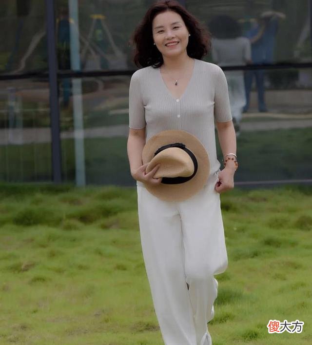 【时尚一点】60岁女人优雅老去的秘诀：远离这两个误区，找到适合的穿衣风格