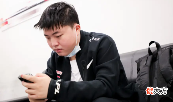 【游戏世界】职业选手明演Uzi？事后当场刷上万礼物做酬劳