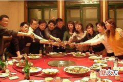 梦见同学聚会吃饭