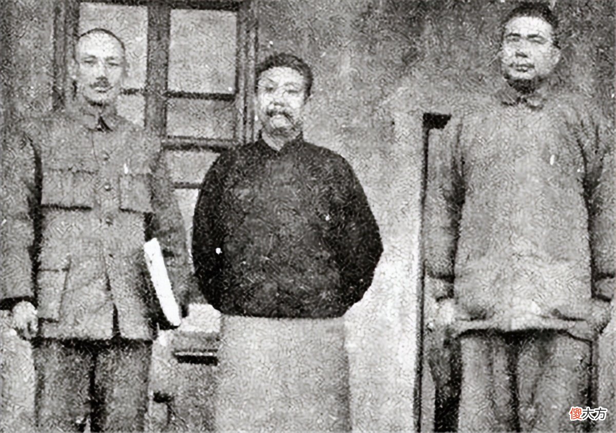 【历史故事】因母亲是妾，出殡不让走正门，儿躺在棺上大喊：今天我死了，出殡