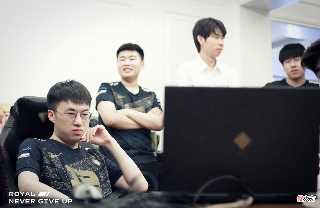 【游戏迷】阿Bin接连被抓死三次，RNG2-0轻取BLG，呼吸哥：你的队友真好用