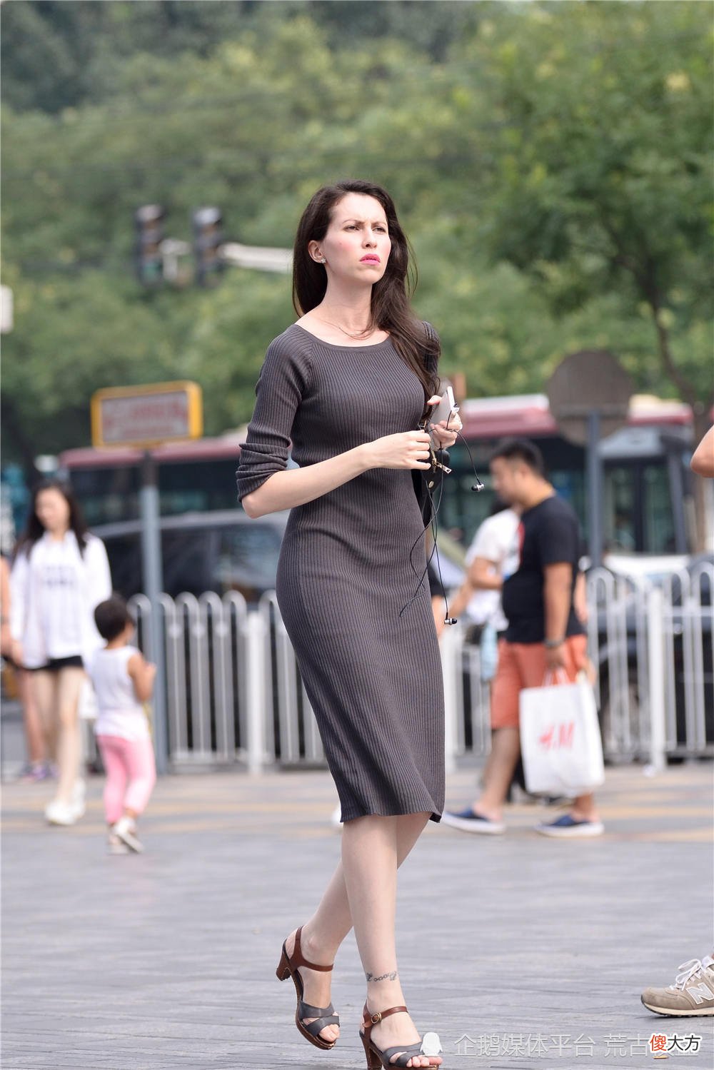 【时尚一点】粗跟凉鞋不是不好看，而是没有选对款式，看一下这几位美女的选择