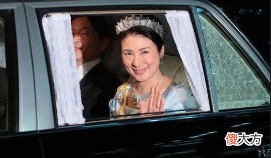 【历史故事】美人迟暮的雅子皇后，陪同的人亮相活动，颈纹松弛藏不住