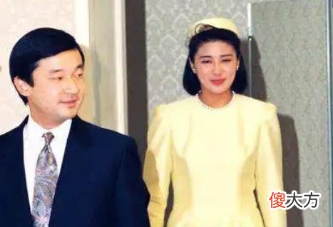 【历史故事】美人迟暮的雅子皇后，陪同的人亮相活动，颈纹松弛藏不住